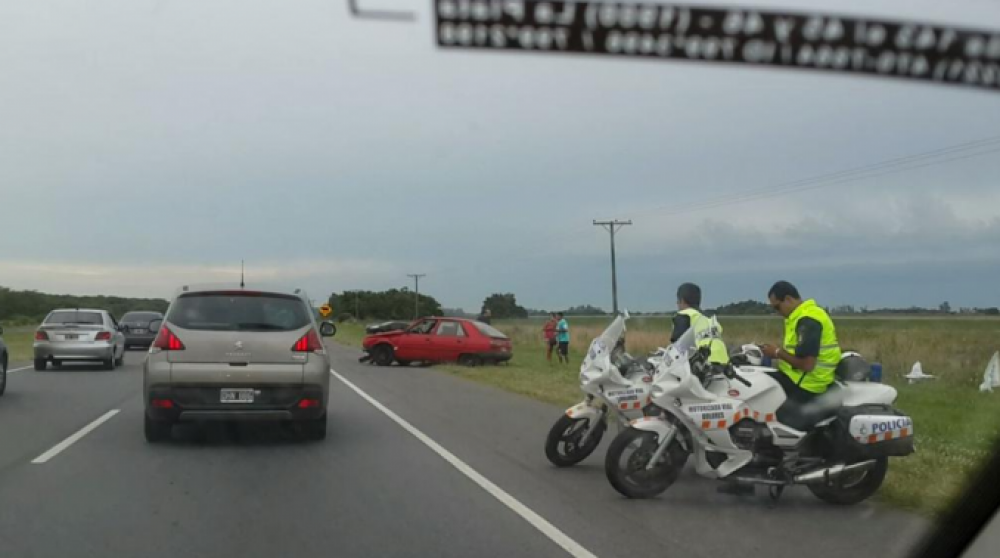 Un auto se cruz� de mano y provoc� un accidente en la Ruta 2