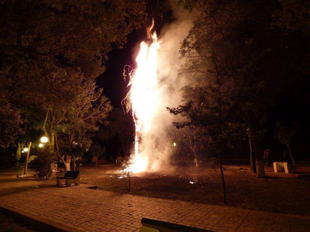 Una ca�ita voladora produjo un incendio en la plaza de una localidad andalgalense