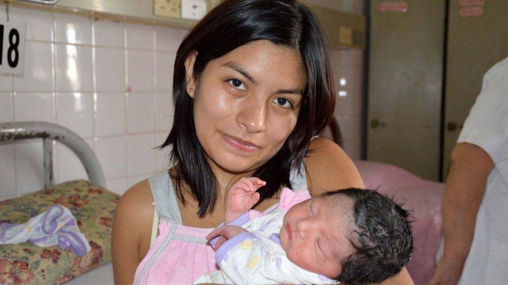 Victoria Isabella la primer beb� juje�a del 2015