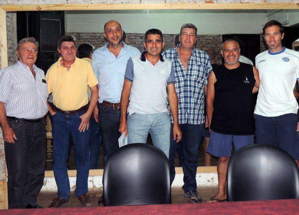 ENTREGARON SUBSIDIO A LAS BOCHAS DEL CLUB NAUTICO ARSENAL