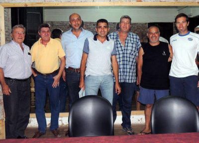 ENTREGARON SUBSIDIO A LAS BOCHAS DEL CLUB NAUTICO ARSENAL