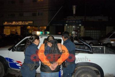 Un Joven fue detenido por golpear a polic�a