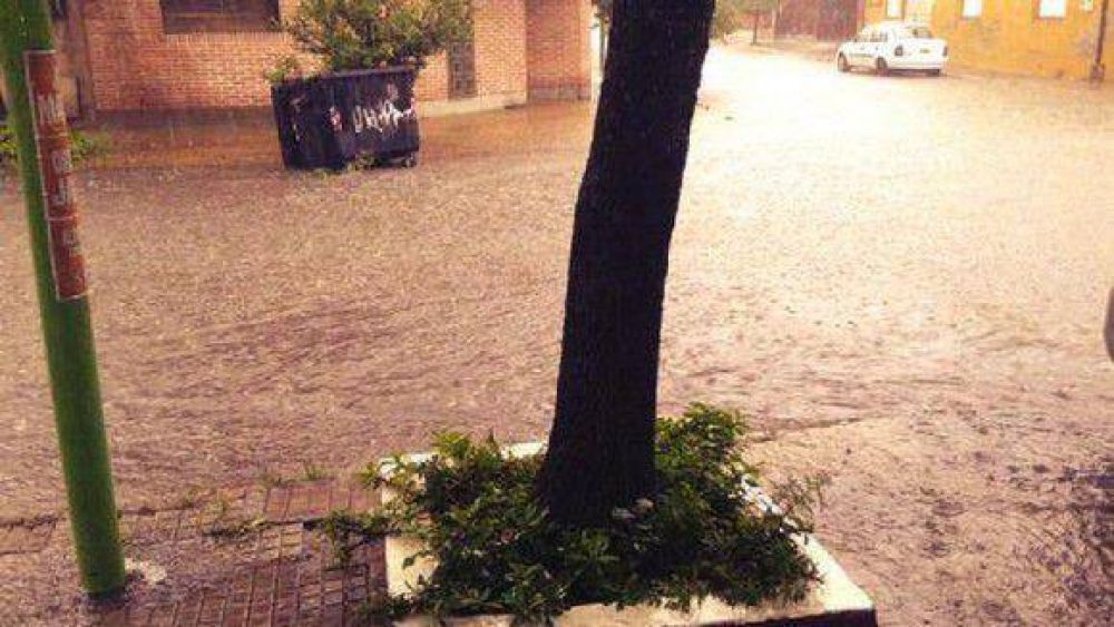 Un fuerte viento acompa�ado de lluvia y granizo sorprendi� a los tucumanos