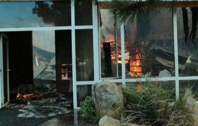 Un incendio de gran magnitud destruy� un importante sector del hotel Elegance