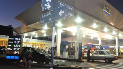 2 personas fueron a cargar nafta, le pegaron al playero y se fueron de la estaci�n sin pagar