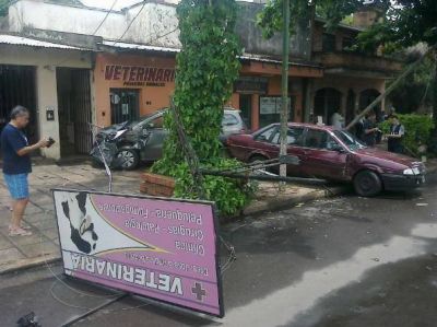 Choc� un auto estacionado, subi� a la vereda, impact� una casa y huy�