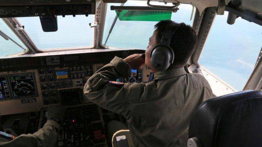 El descubrimiento de las cajas negras del avi�n de AirAsia podr�a tardar una semana