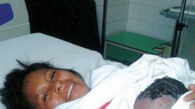 Una de las primeras beb�s llegadas en 2015 es la nacida en el Materno Infantil 