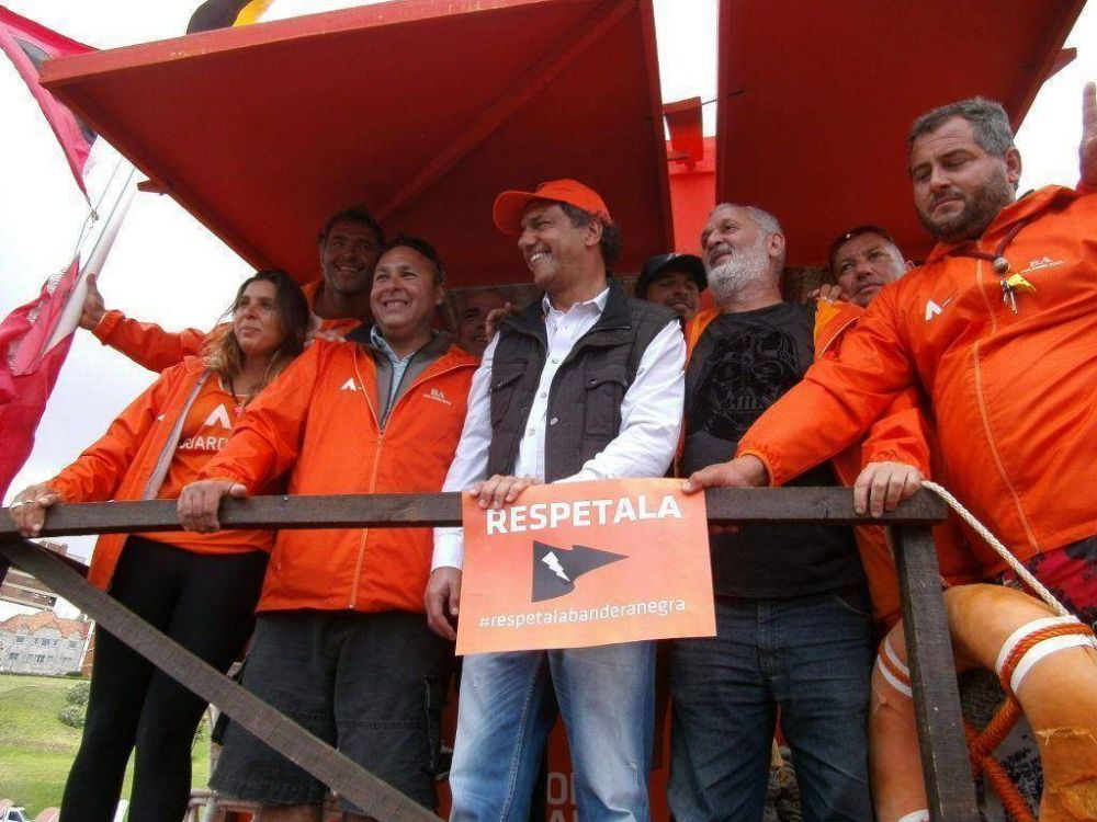 Guardavidas acompa�aron a Scioli en el lanzamiento de �Bah�a Naranja�