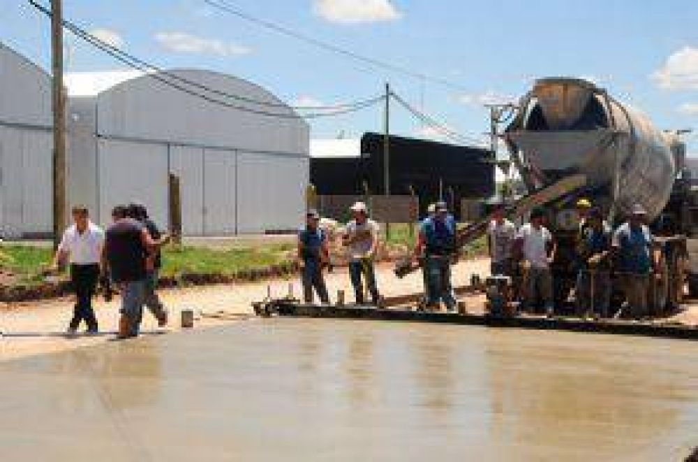 Comenz� a pavimentarse el nuevo acceso al Parque Industrial