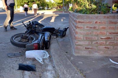 Una camioneta choc� una moto y se fue