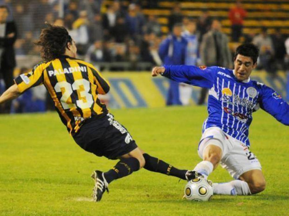 La dirigencia de Rosario Central fue a la carga con todo por el lateral Pablo Alvarez