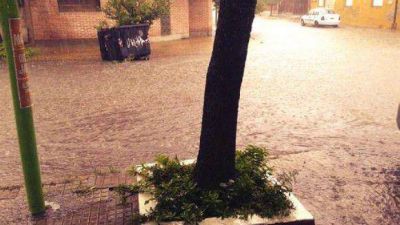 Un fuerte viento acompa�ado de lluvia y granizo sorprendi� a los tucumanos