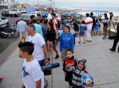 A pesar del viento, miles de turistas disfrutaron de la playa
