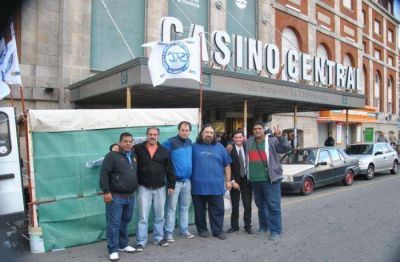 Trabajadores de Casinos, Loter�a, Agencias e Hip�dromos iniciaron un acampe en las puertas de la �Casa de Piedra�
