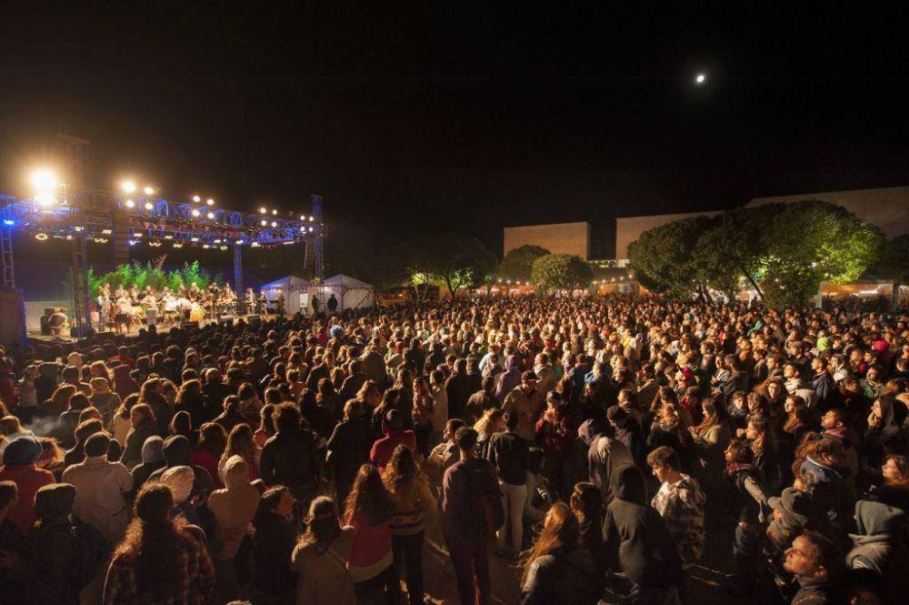 Una multitud disfrut� de la Cumbia Grande
