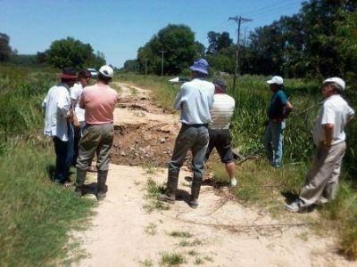 El Municipio y los vecinos isle�os repararon un camino gravemente da�ado por las inundaciones 