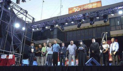 CON UNA ORACION INTERRELIGIOSA, LA ACTUACION DE JAIME TORRES INTERPRENTANDO LA MISA CRIOLLA Y UN FINAL CON FUEGOS ARTIFICIALES, EL MUNICIPIO DESPIDI� AL 2014