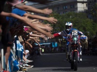El circo del Dakar vuelve a hacer delirar a los fans del rally en su paso por Rosario