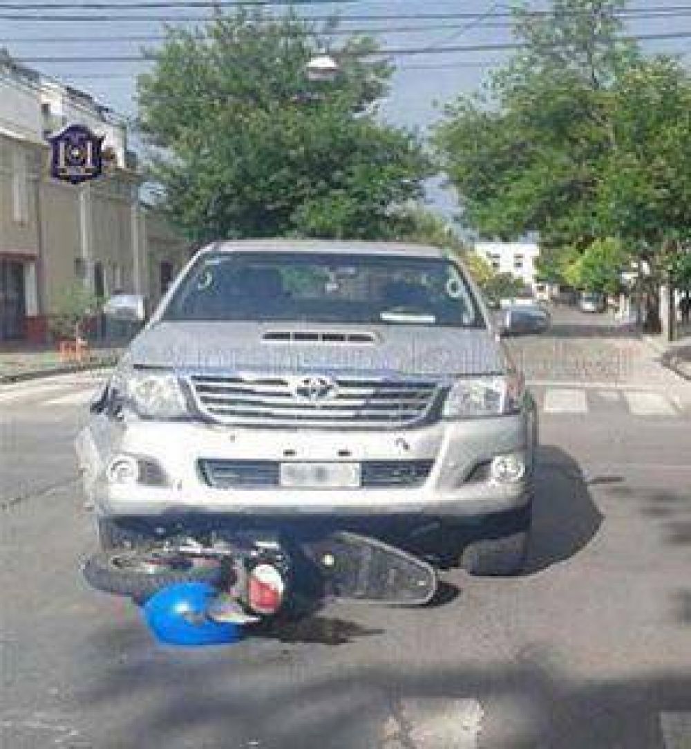 Salta: Motociclista lesionada al ser embestida por una camioneta