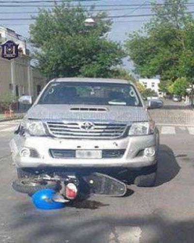 Salta: Motociclista lesionada al ser embestida por una camioneta