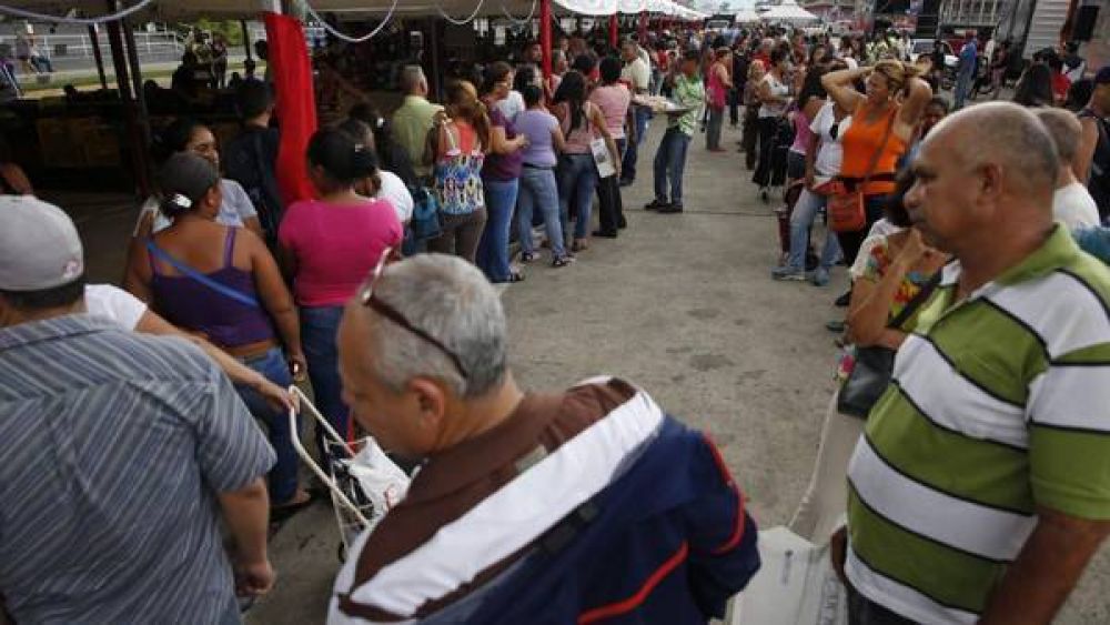 Venezuela: colas y la penuria de no hallar nada para la cena familiar