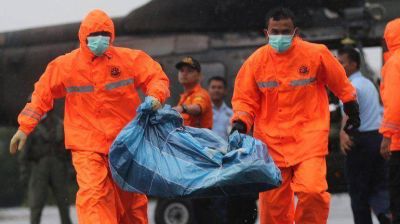 Ya se recuperaron 34 cuerpos del avi�n de AirAsia que se estrell� en el mar de Java