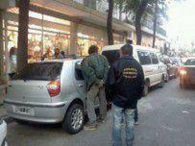 Cuidacoches amenaz� a polic�a de civil con rayarle el auto y fue detenido
