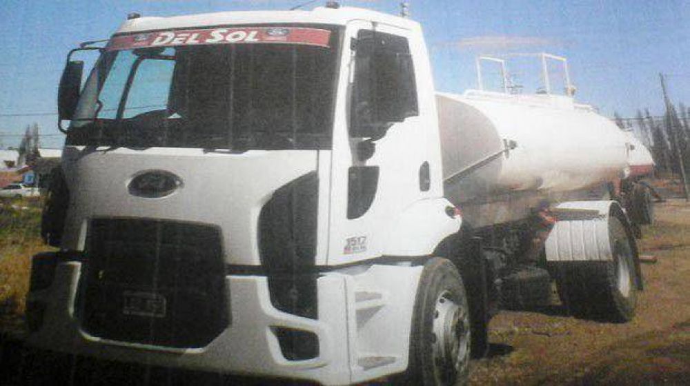 Denuncian por presunta estafa a �Chatr�n� Hern�ndez y le secuestran un Ford Cargo
