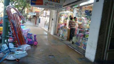 Muchos juguetes en las calles y poco movimiento en el domingo previo a Reyes