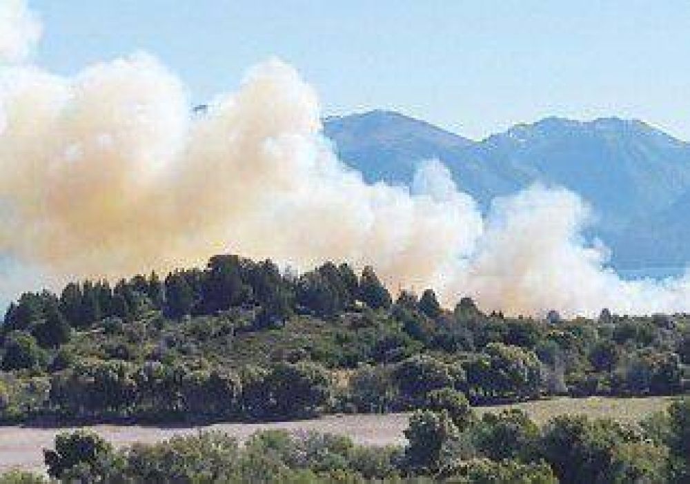 Incendio descontrolado en Villa La Angostura 