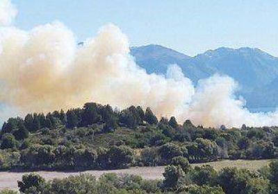 Incendio descontrolado en Villa La Angostura 