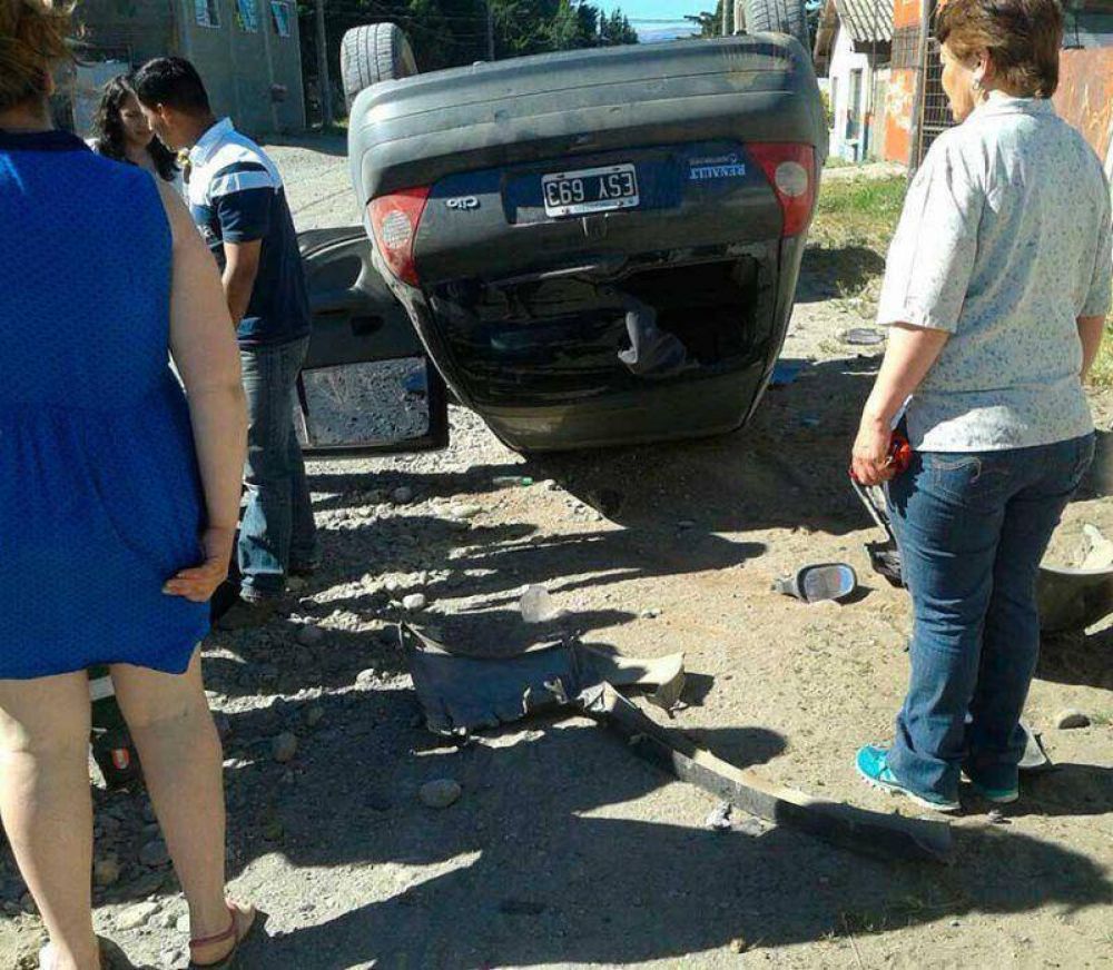 Mujer polic�a sufri� traumatismos leves al volcar su veh�culo