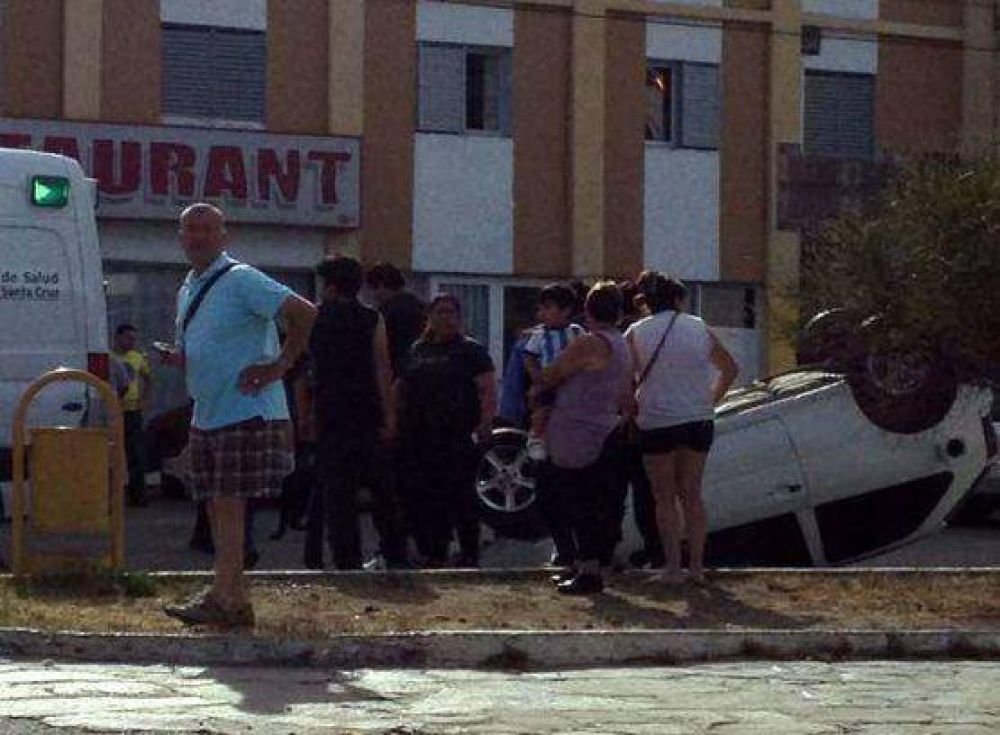 Conductor que estar�a ebrio volc� en pleno centro caletense