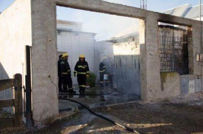 Desconocidos incendiaron un galp�n