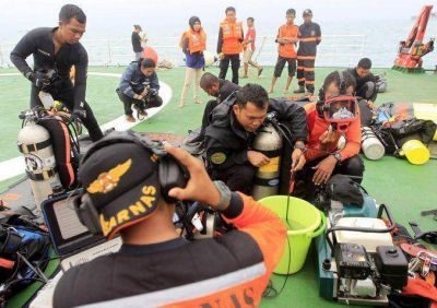Contin�a la b�squeda de las cajas negras del avi�n de AirAsia