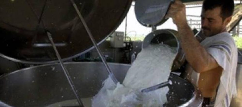 Bloquean industrias que bajaron el precio de la leche que pagan a los productores