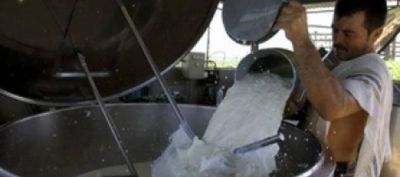 Bloquean industrias que bajaron el precio de la leche que pagan a los productores