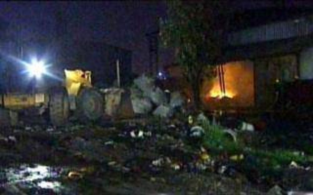 Voraz incendio en planta de reciclaje de Jos� Le�n Su�rez
