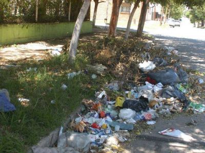 Basural en el barrio La Bernalesa