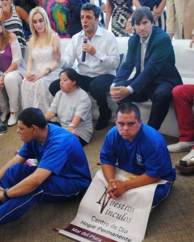 Massa: �En lugar de inundar de carteles de un mismo color, nosotros decidimos encarar una campa�a distinta�
