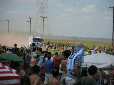 La verdadera fiesta del Dakar estuvo en la carretera