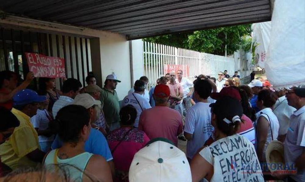Libres: vecinos cortaron el puente y Dpec inici� la colocaci�n de 12 transformadores