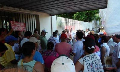 Libres: vecinos cortaron el puente y Dpec inici� la colocaci�n de 12 transformadores
