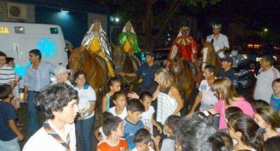 Con alegr�a, los chicos festejan a los Reyes Magos