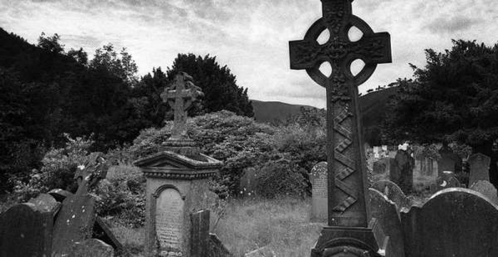 Misterio en �oqueves: vecinos vieron huesos en el cementerio y temen que sean para ritos