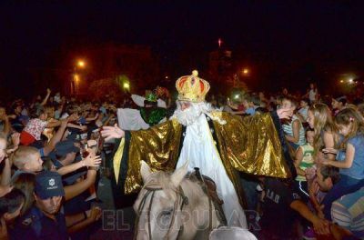 Los Reyes Magos le hicieron frente a la lluvia y repartieron cientos de sonrisas