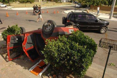 Choque y vuelco en Villa Tom�s Mason Norte