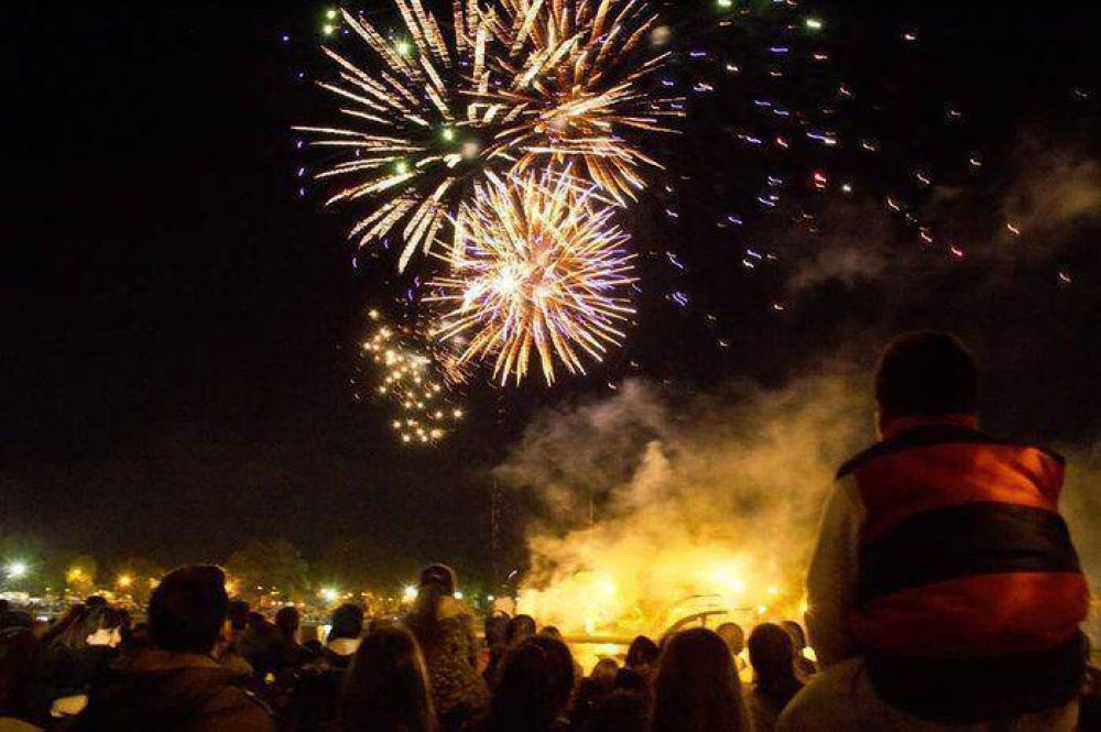 Luego de la espera, los fuegos artificiales iluminaron la ciudad