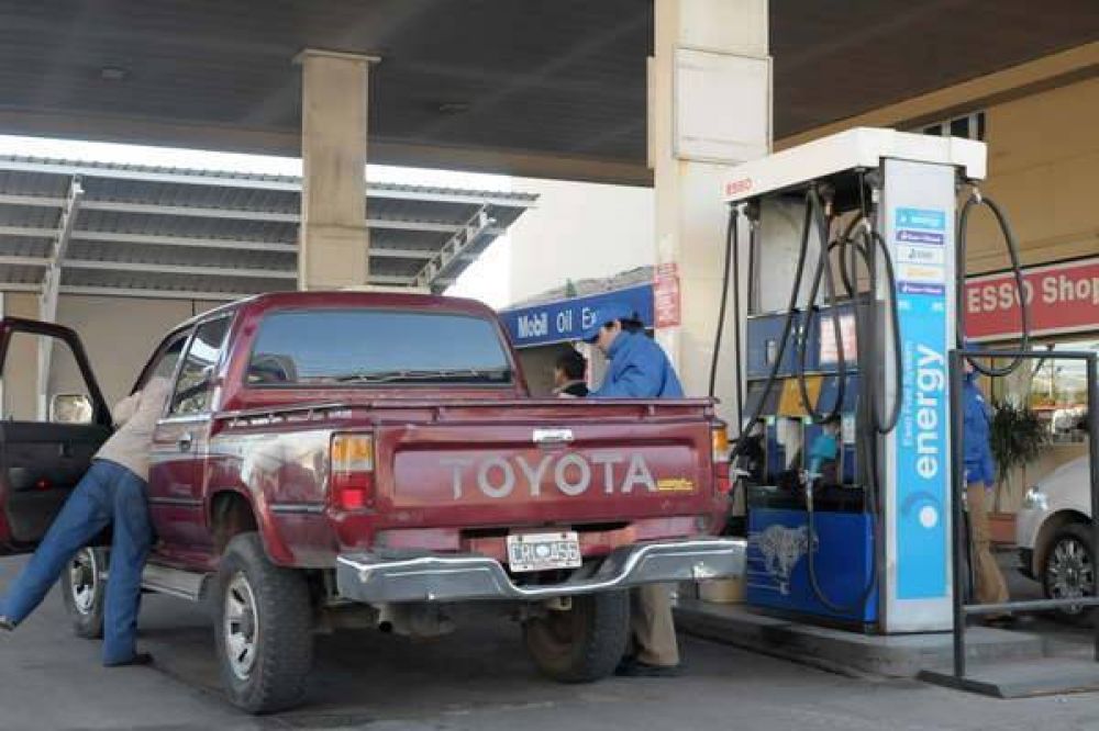 Cada vez m�s santiague�os ahora llenan el tanque de nafta